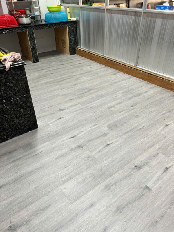 Thi công sàn nhựa hèm khoá tại Bình Dương