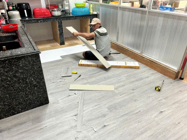 Thi công sàn nhựa hèm khoá tại Bình Dương